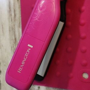 1.5 inch wide Remington flat iron w/heat control knob.
